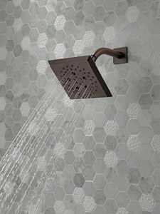 Outlet 🔔 Delta Faucet Universal Showering Multi Function Full Body, Full Spray with Massage, H2Okinetic® PowerDrench™ Spray, Massage and Pause Showerhead in Venetian Bronze 🎁 - Image 3